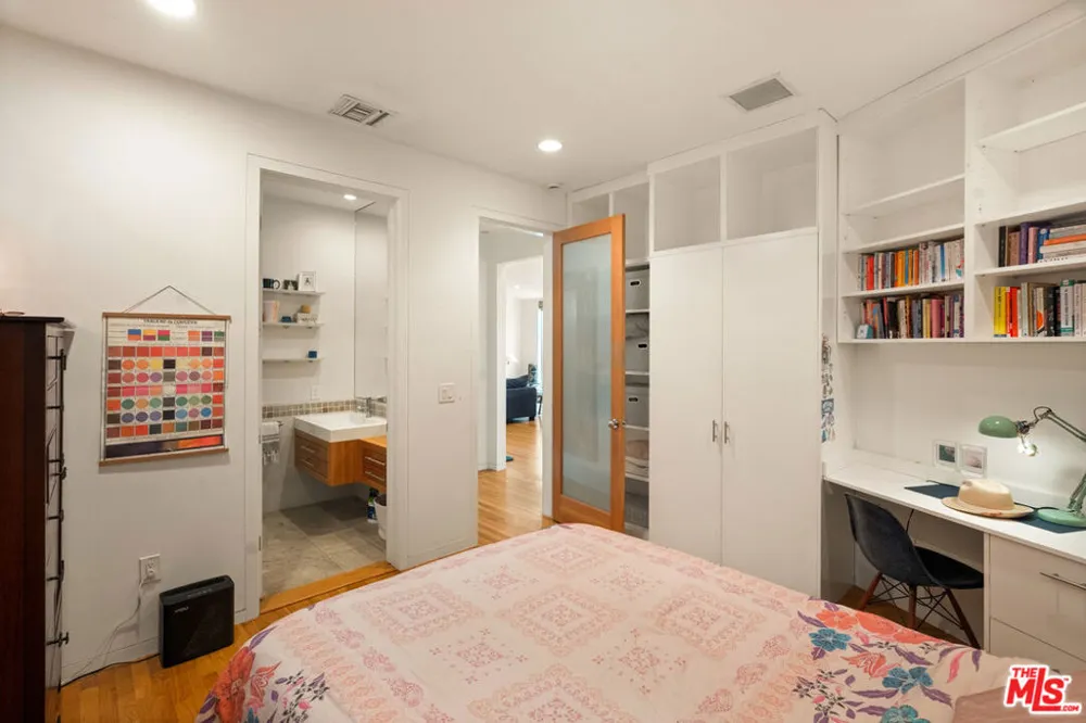 2005 Walnut Avenue Venice, CA 90291