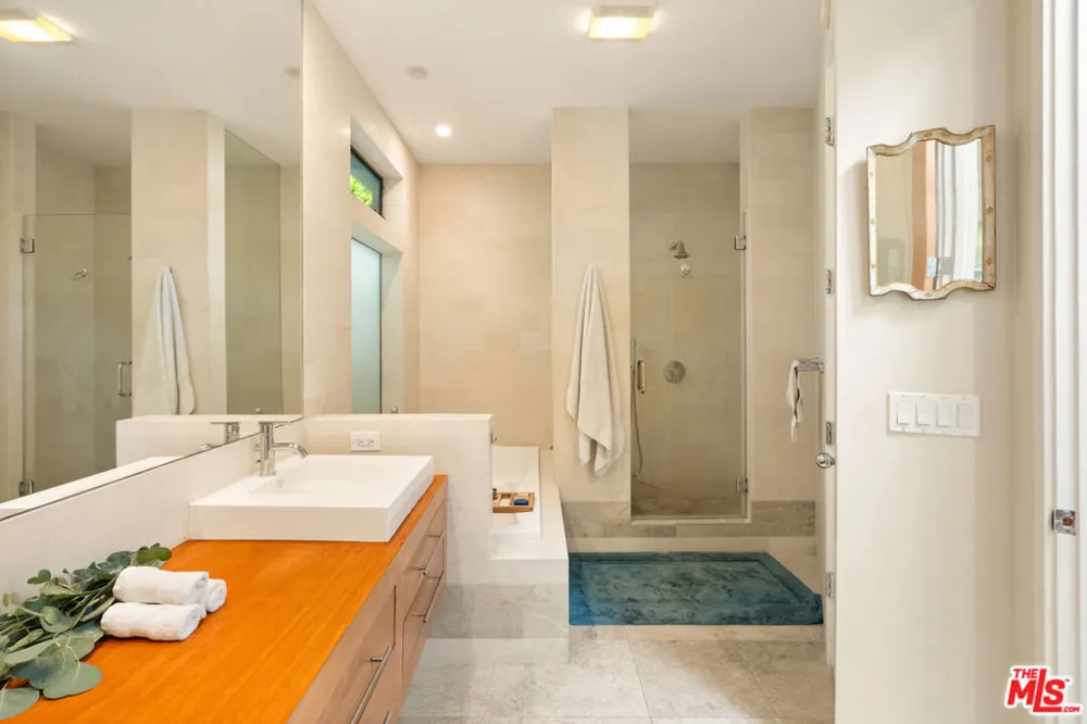 2005 Walnut Avenue Venice, CA 90291