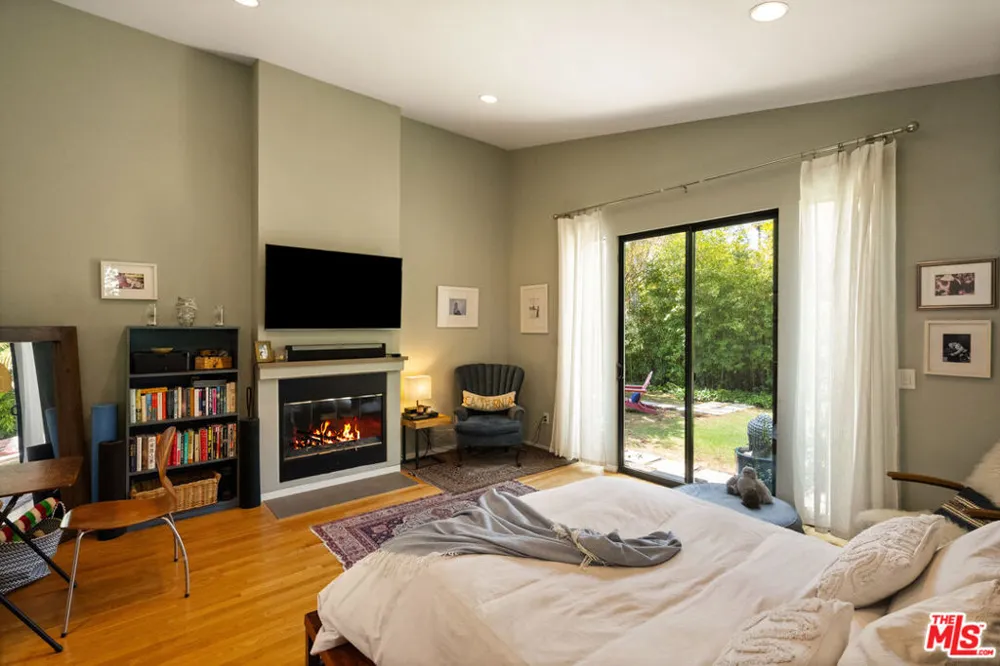 2005 Walnut Avenue Venice, CA 90291