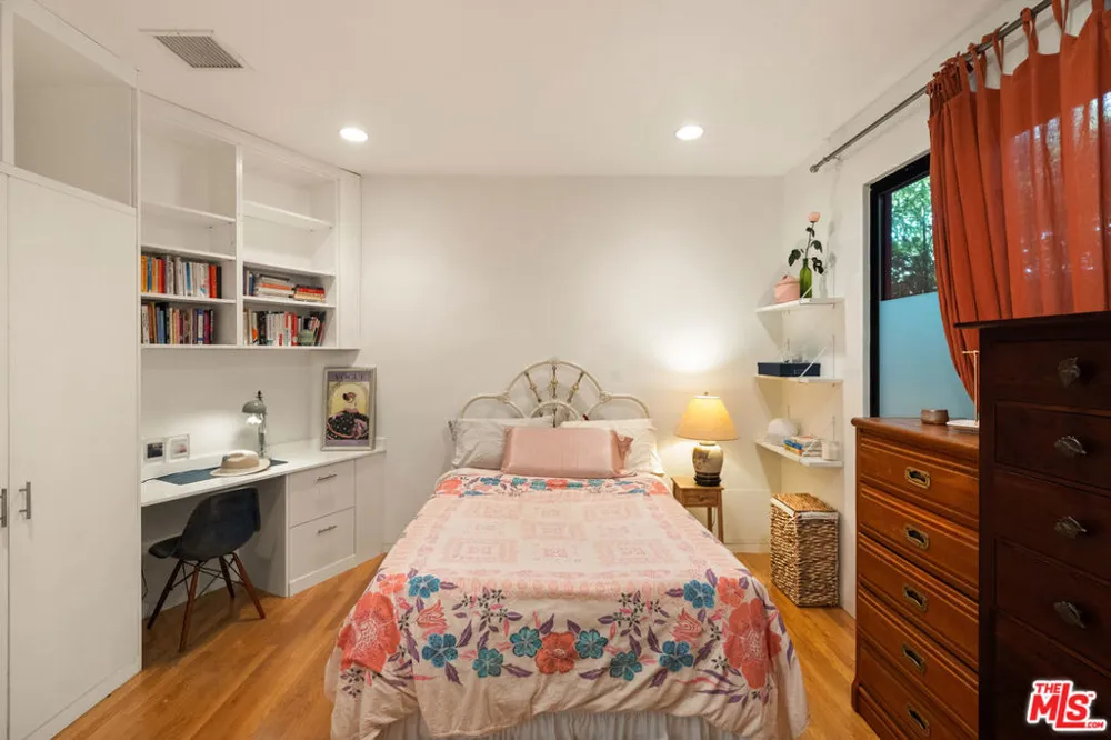 2005 Walnut Avenue Venice, CA 90291