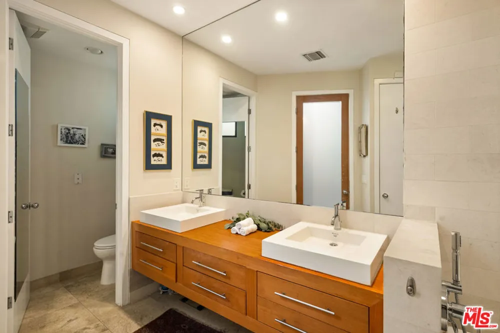 2005 Walnut Avenue Venice, CA 90291