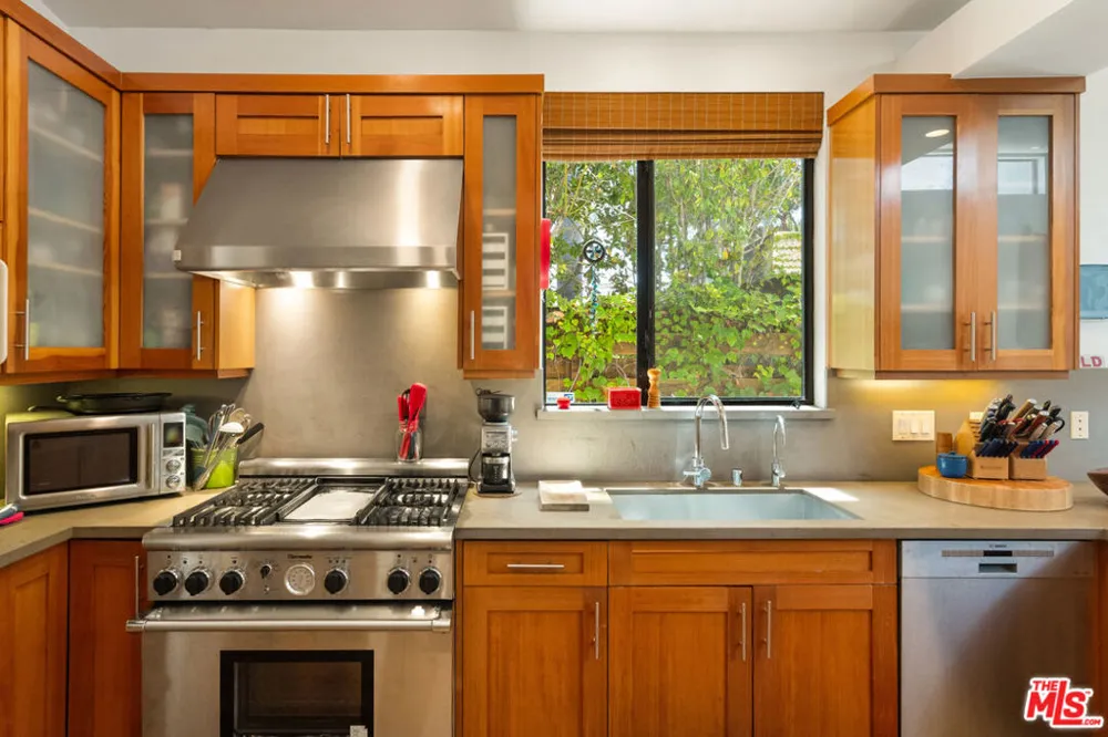 2005 Walnut Avenue Venice, CA 90291