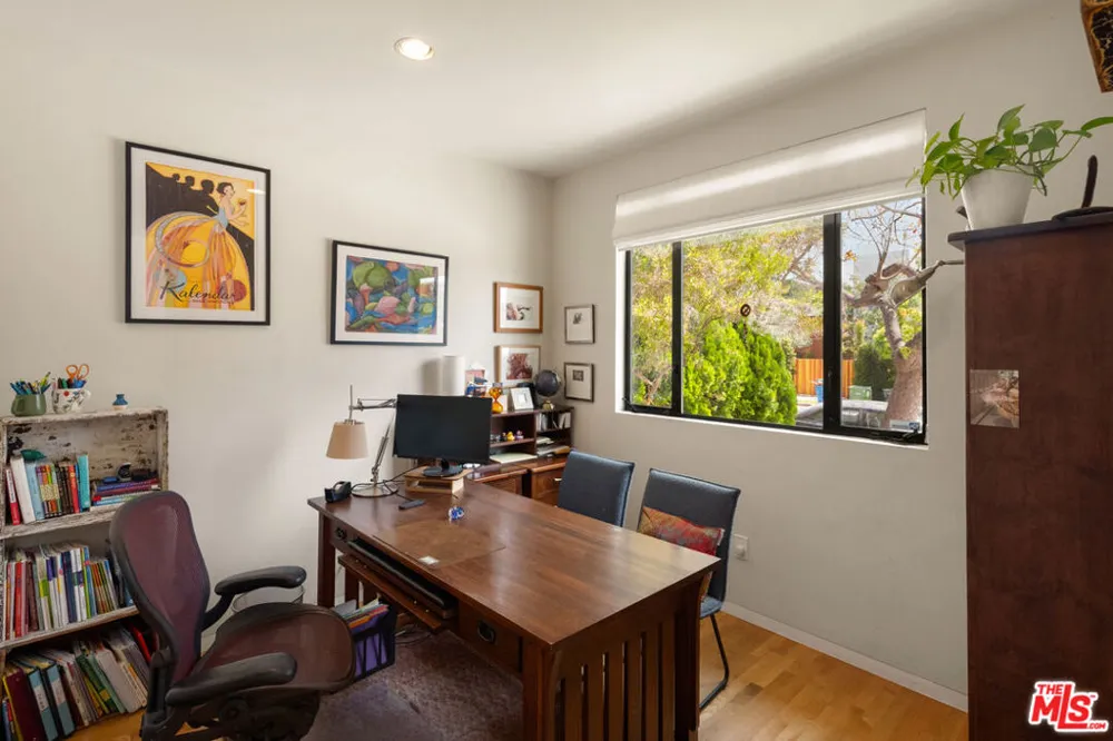 2005 Walnut Avenue Venice, CA 90291