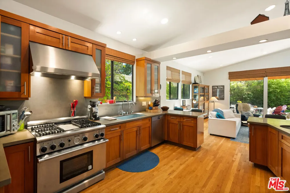 2005 Walnut Avenue Venice, CA 90291