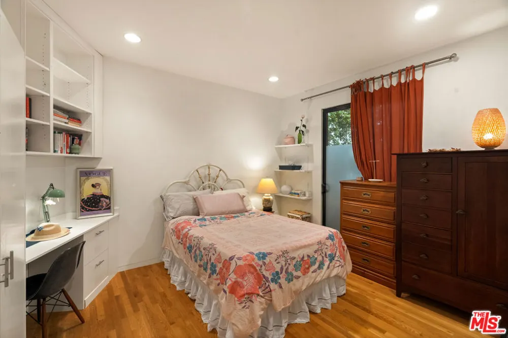 2005 Walnut Avenue Venice, CA 90291