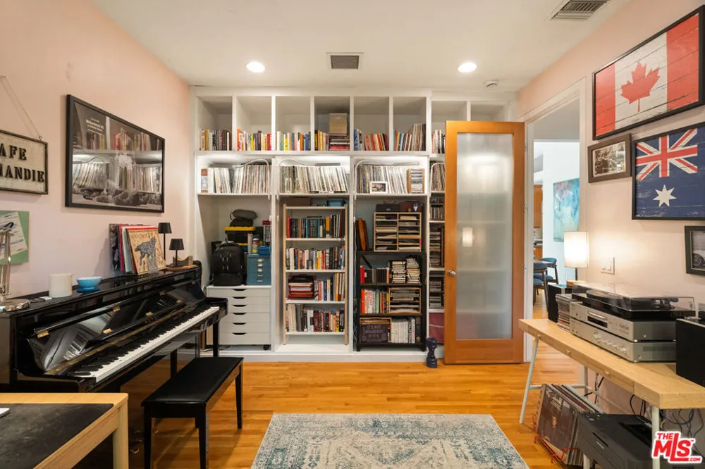 2005 Walnut Avenue Venice, CA 90291