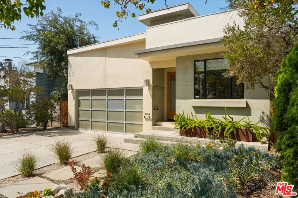 2005 Walnut Avenue Venice, CA 90291
