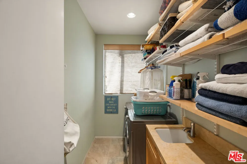 2005 Walnut Avenue Venice, CA 90291