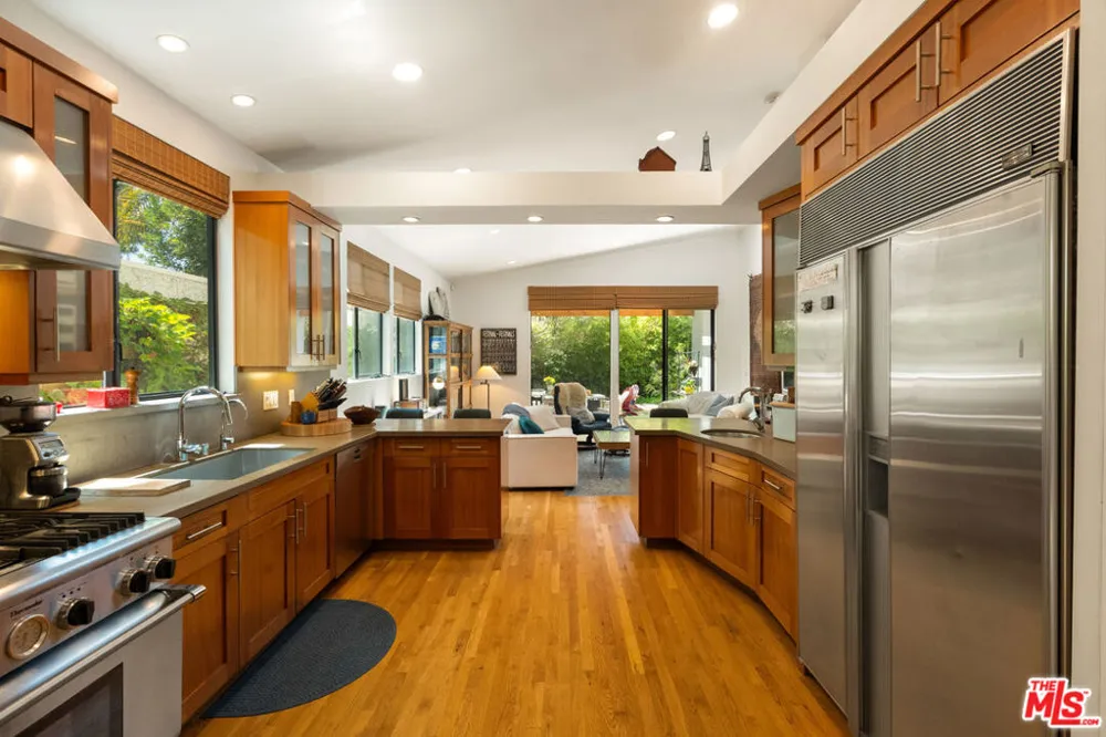 2005 Walnut Avenue Venice, CA 90291