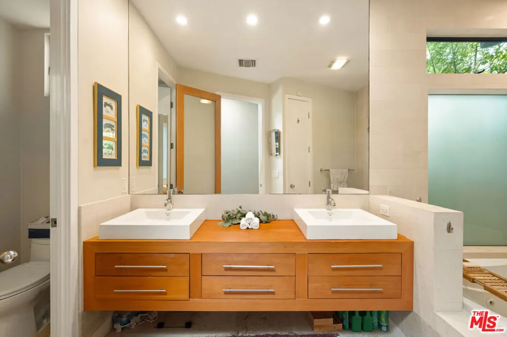 2005 Walnut Avenue Venice, CA 90291