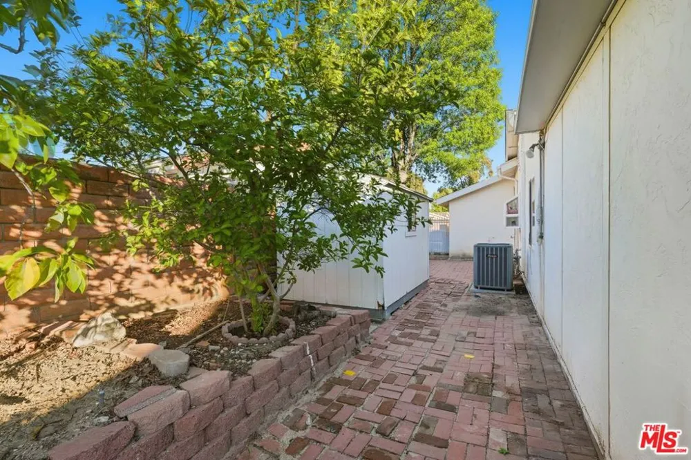 10401 Amigo Avenue Porter Ranch, CA 91326