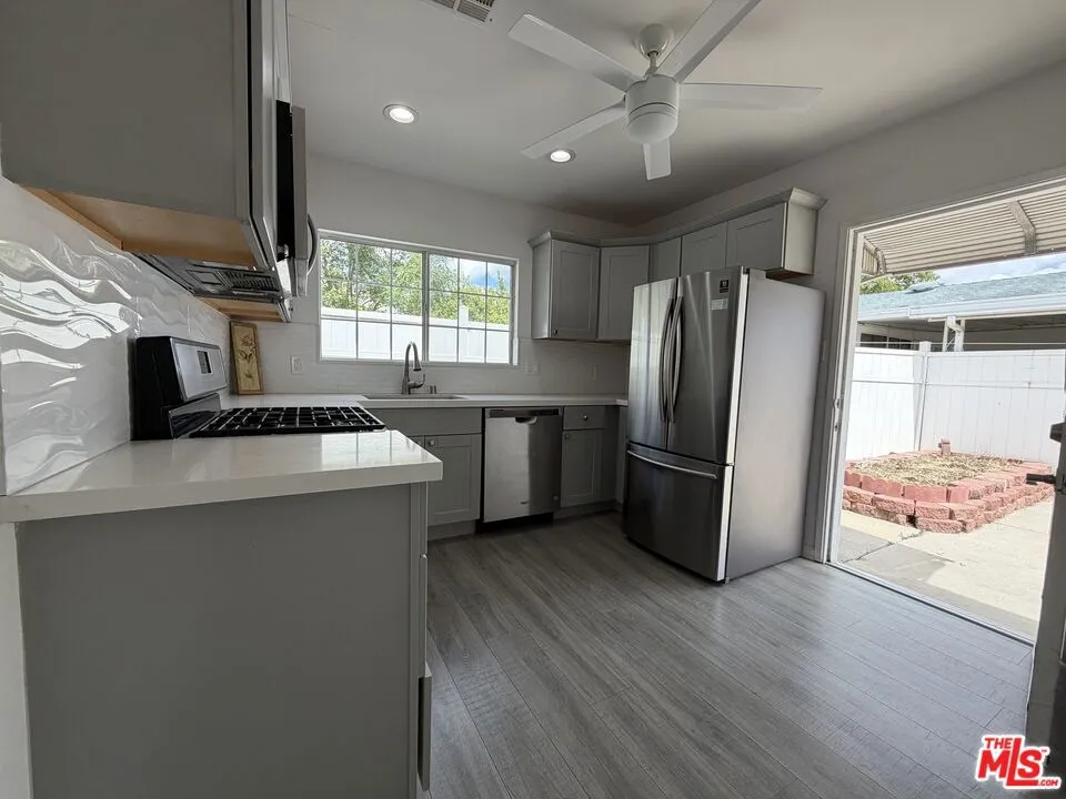 10401 Amigo Avenue Porter Ranch, CA 91326