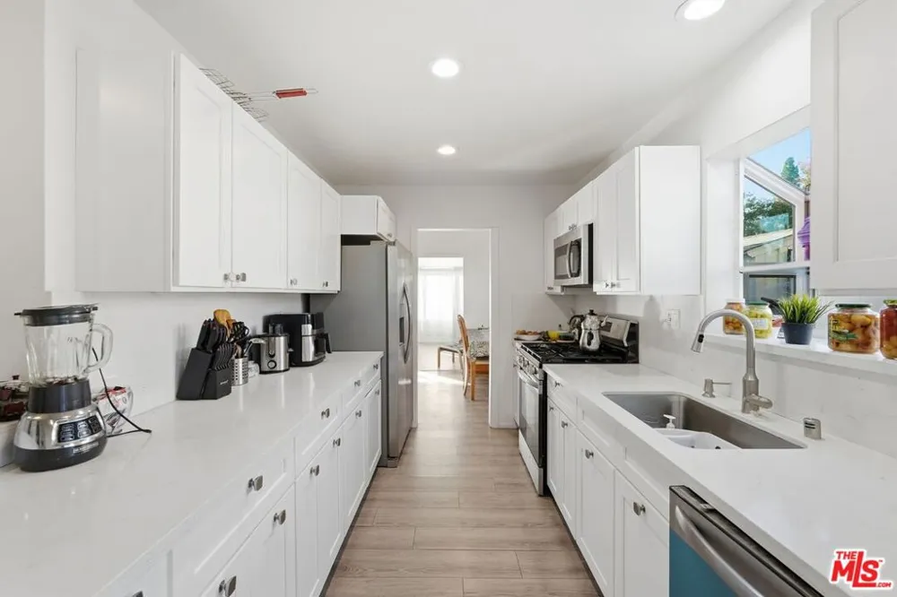 10401 Amigo Avenue Porter Ranch, CA 91326