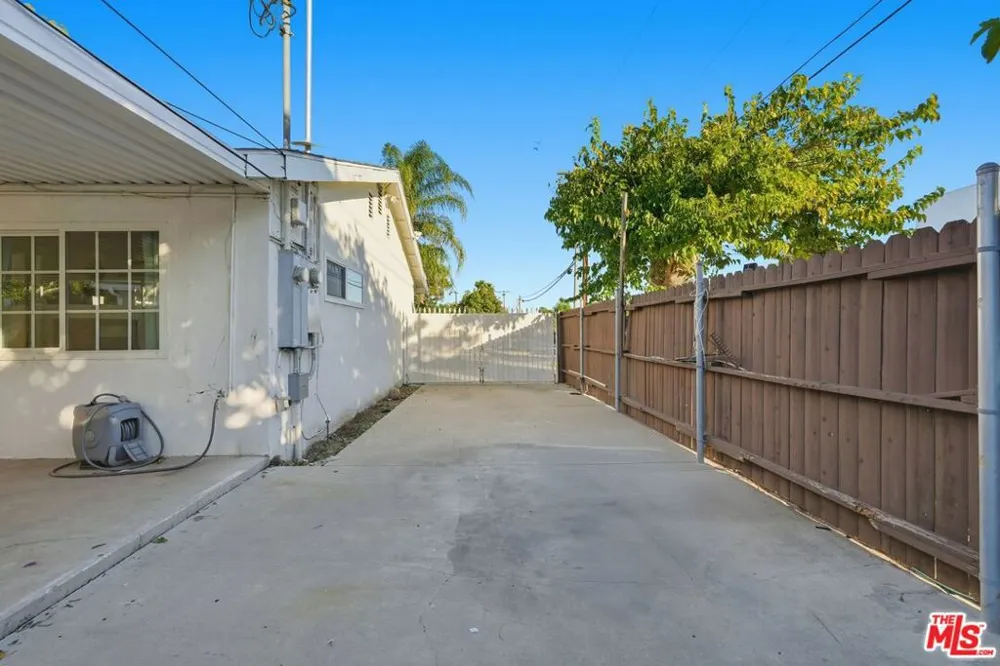 10401 Amigo Avenue Porter Ranch, CA 91326