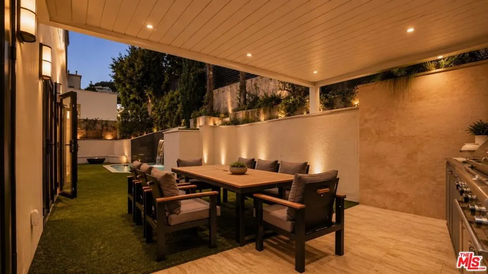8721 Sunset Plaza Terrace West Hollywood, CA 90069