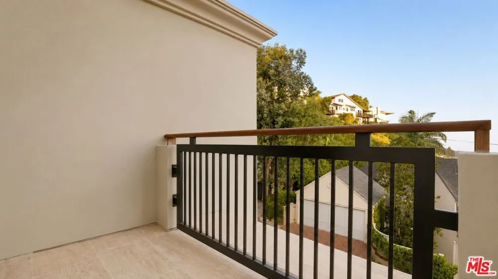 8721 Sunset Plaza Terrace West Hollywood, CA 90069