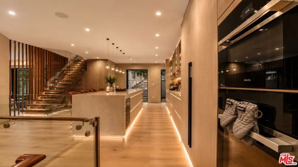 8721 Sunset Plaza Terrace West Hollywood, CA 90069