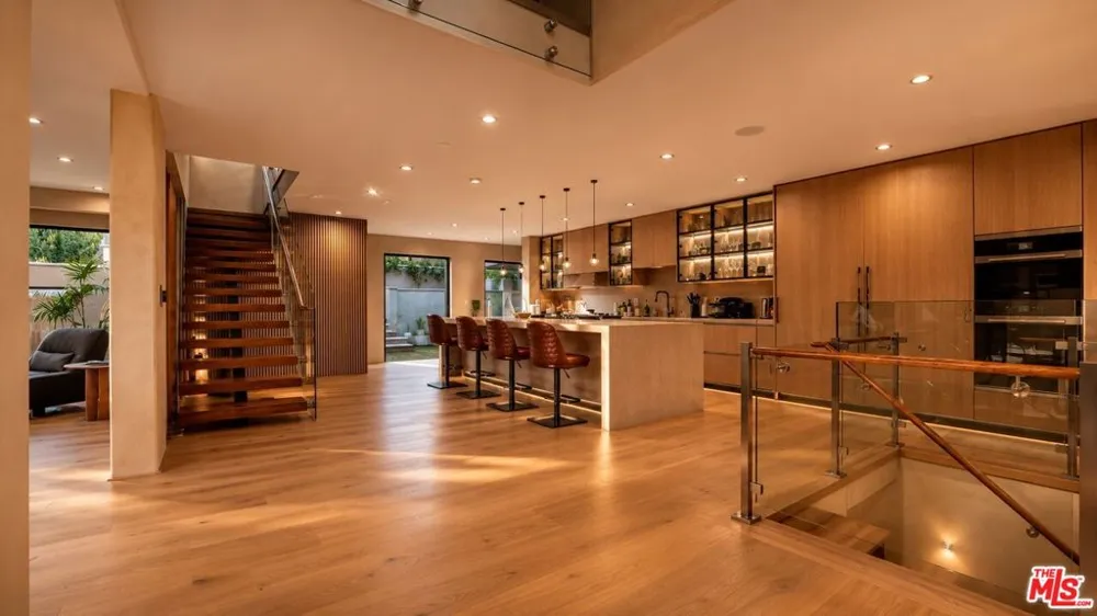 8721 Sunset Plaza Terrace West Hollywood, CA 90069