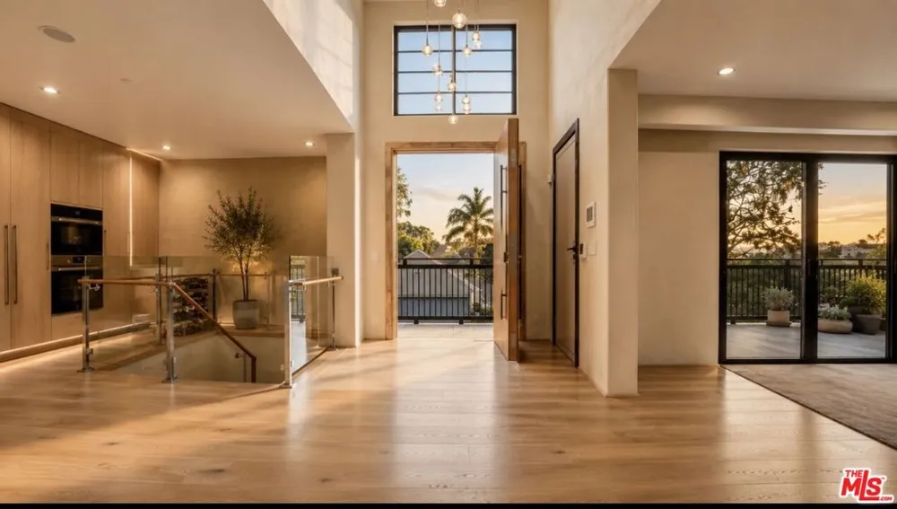 8721 Sunset Plaza Terrace West Hollywood, CA 90069