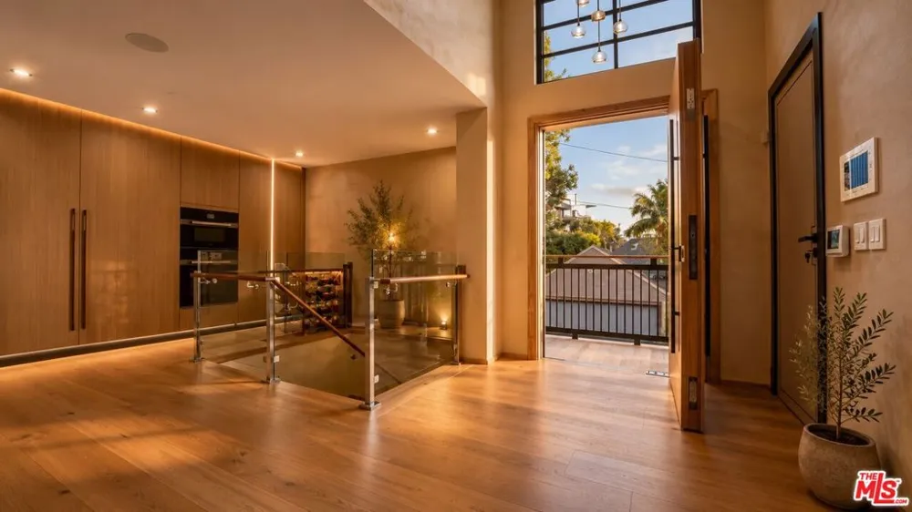 8721 Sunset Plaza Terrace West Hollywood, CA 90069