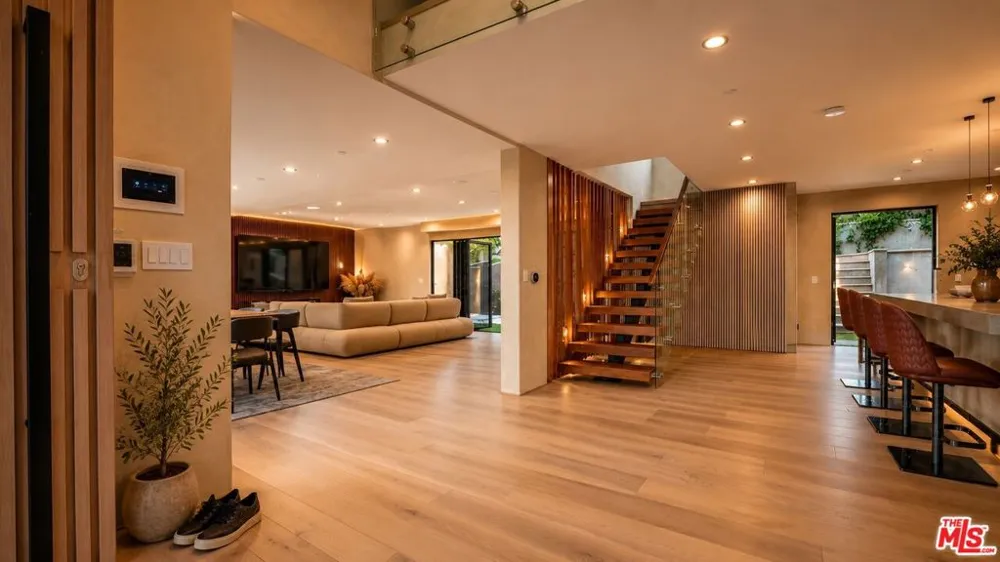 8721 Sunset Plaza Terrace West Hollywood, CA 90069
