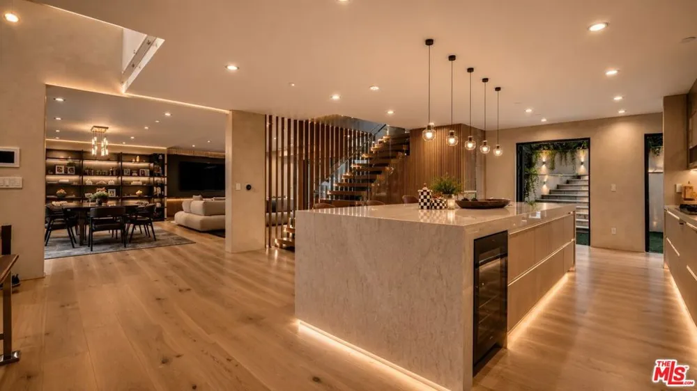 8721 Sunset Plaza Terrace West Hollywood, CA 90069