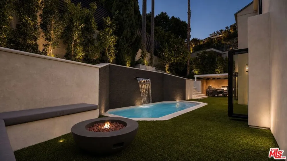 8721 Sunset Plaza Terrace West Hollywood, CA 90069