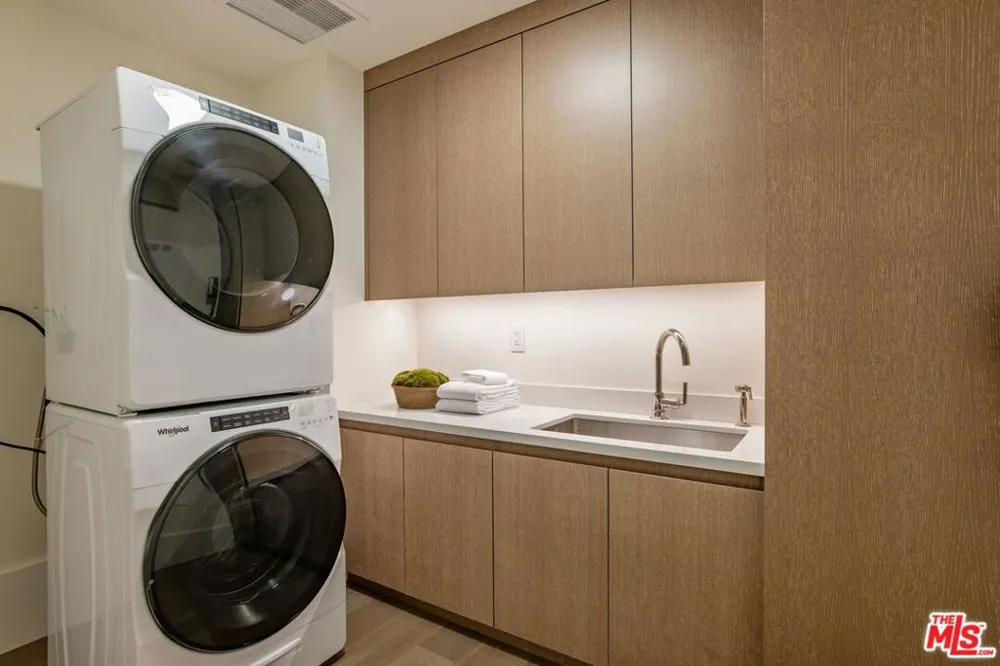 8420 W Sunset Boulevard #607 West Hollywood, CA 90069
