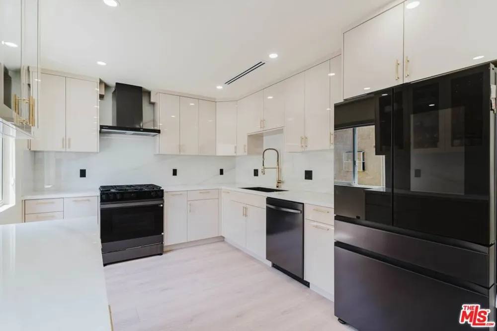 9659 Via Torino #149 Burbank, CA 91504