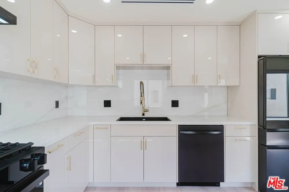 9659 Via Torino #149 Burbank, CA 91504