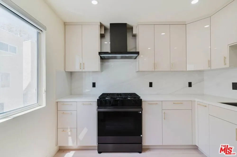 9659 Via Torino #149 Burbank, CA 91504