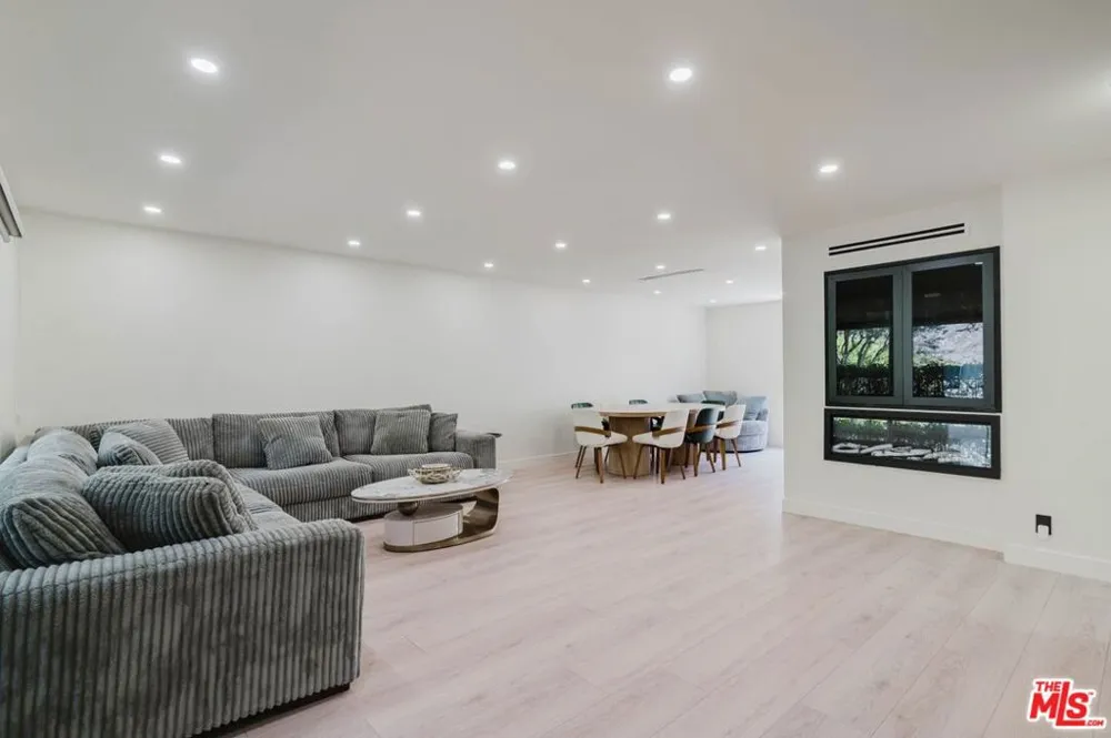 9659 Via Torino #149 Burbank, CA 91504