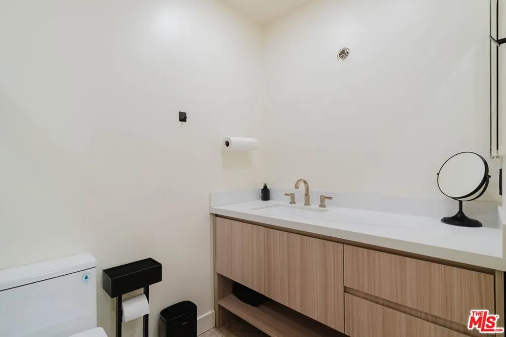 9659 Via Torino #149 Burbank, CA 91504
