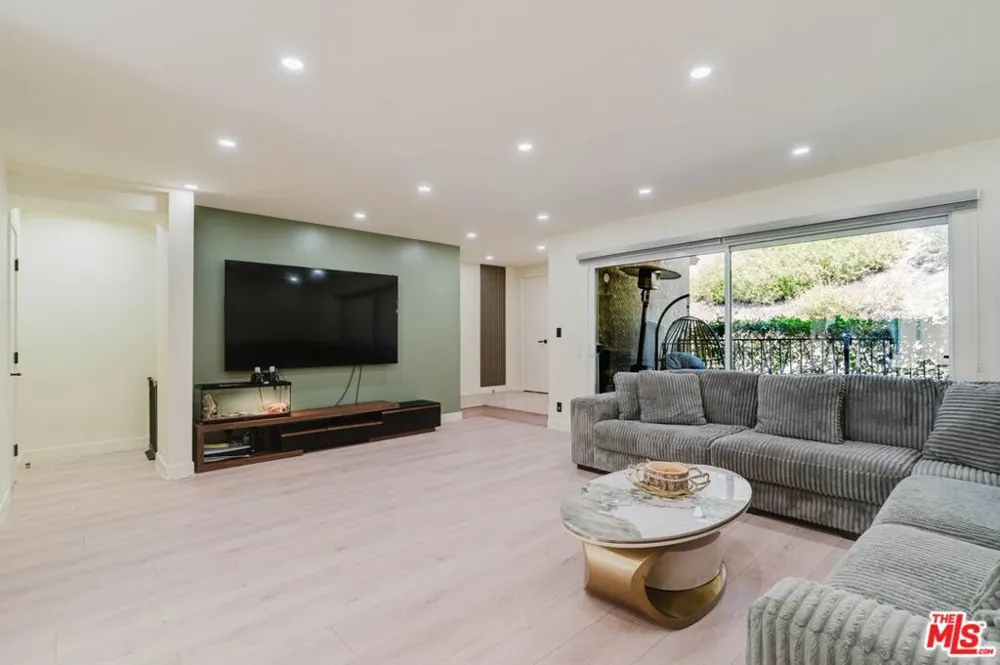 9659 Via Torino #149 Burbank, CA 91504