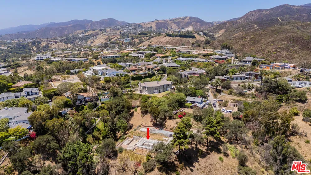 1032 El Medio Avenue Pacific Palisades, CA 90272