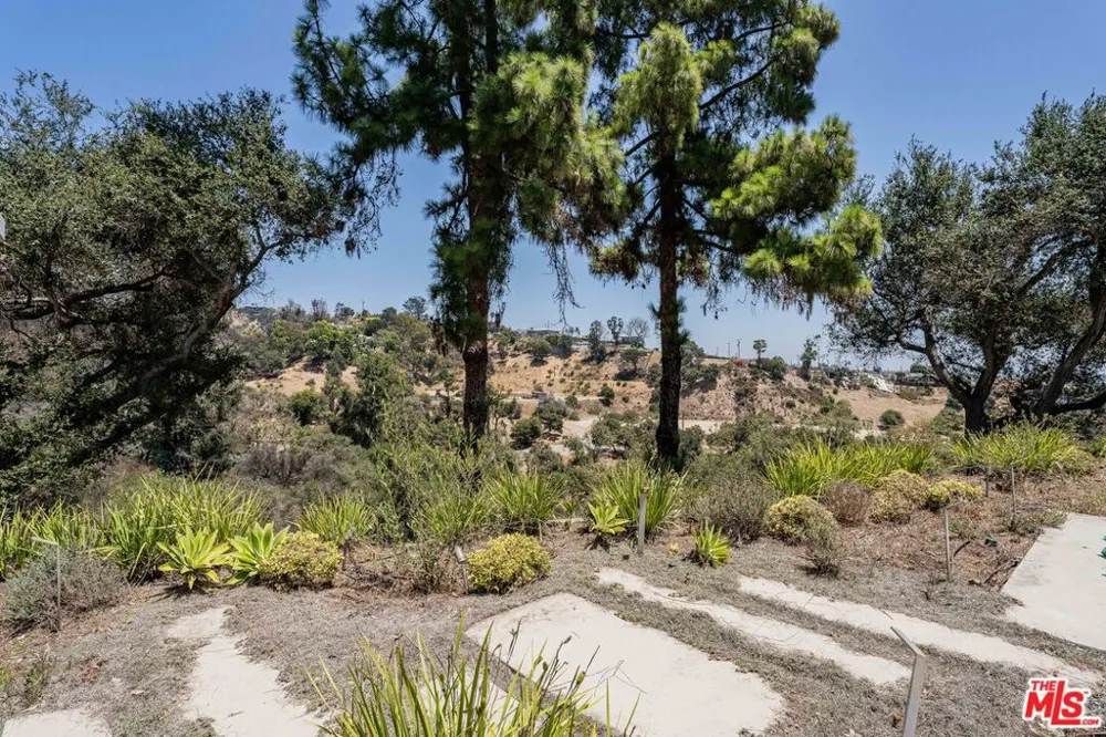 1032 El Medio Avenue Pacific Palisades, CA 90272