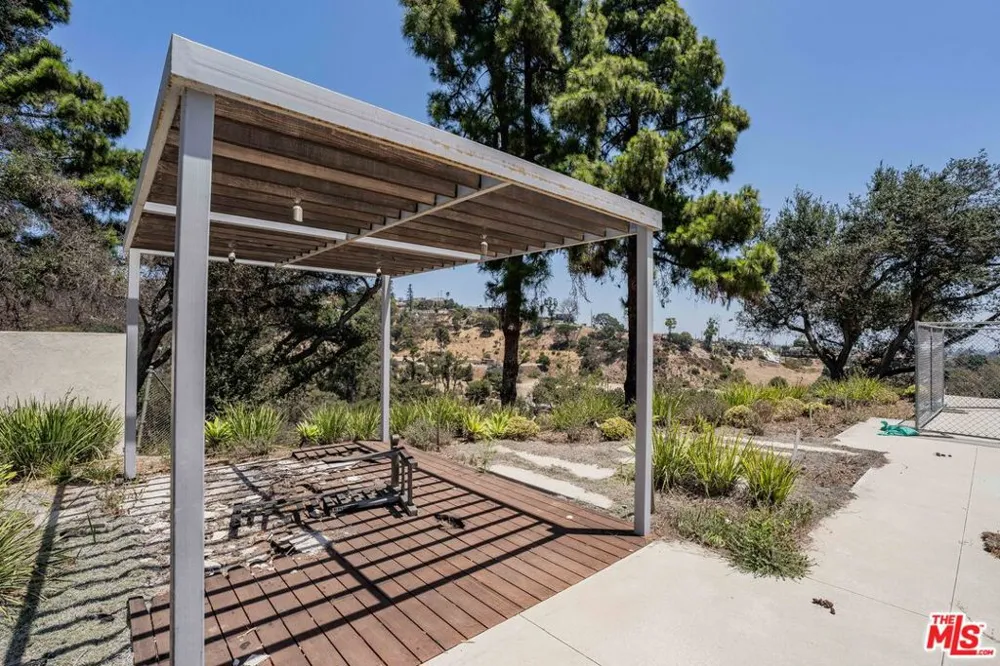 1032 El Medio Avenue Pacific Palisades, CA 90272