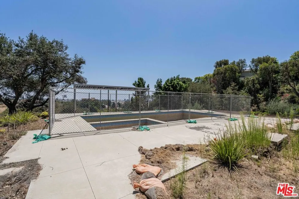 1032 El Medio Avenue Pacific Palisades, CA 90272