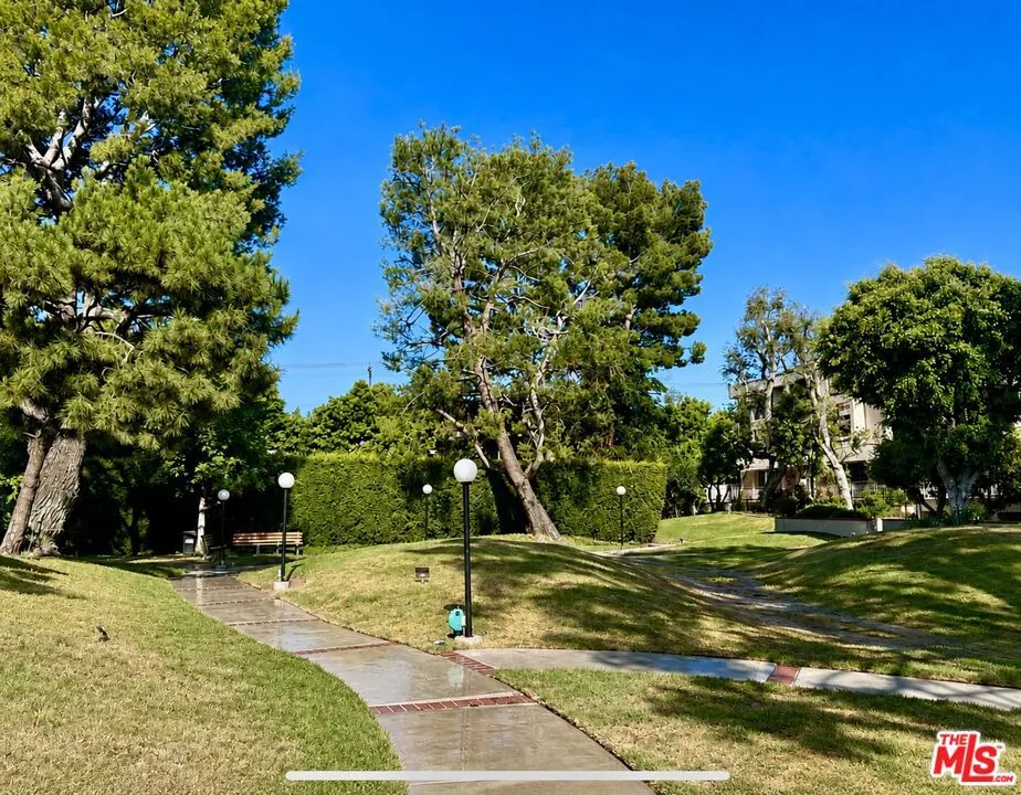 15173 Magnolia Boulevard #E Los Angeles, CA 91403