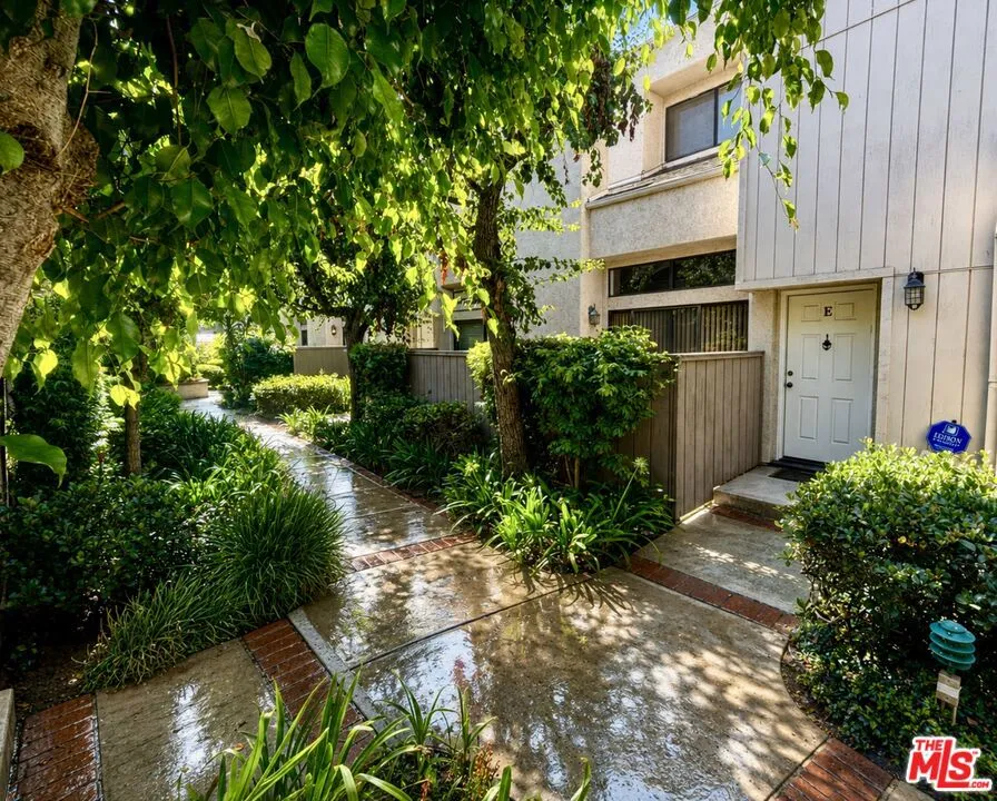 15173 Magnolia Boulevard #E Los Angeles, CA 91403