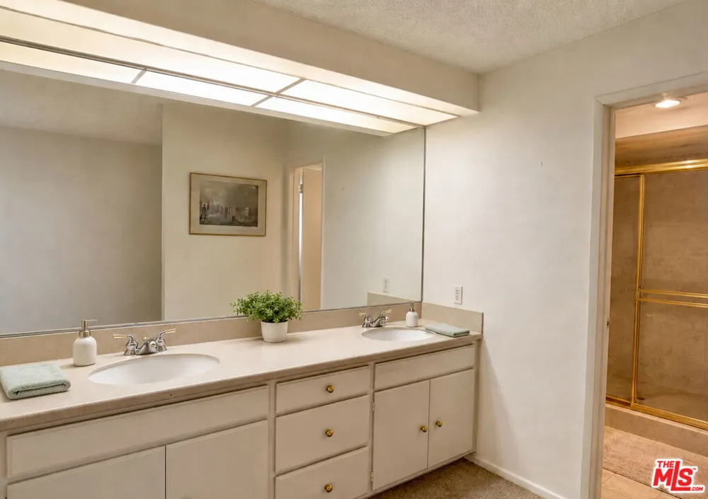 15173 Magnolia Boulevard #E Los Angeles, CA 91403