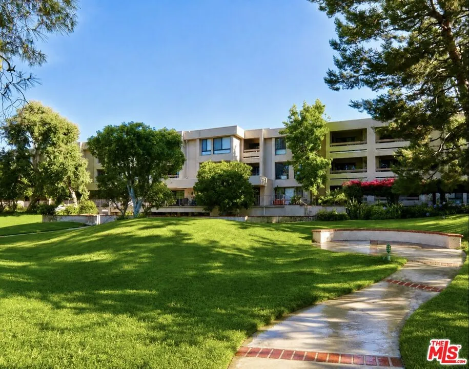 15173 Magnolia Boulevard #E Los Angeles, CA 91403