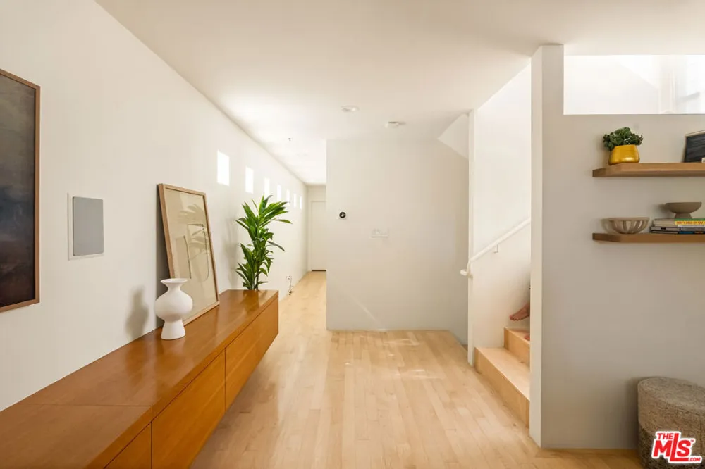 27 Paloma Avenue Venice, CA 90291