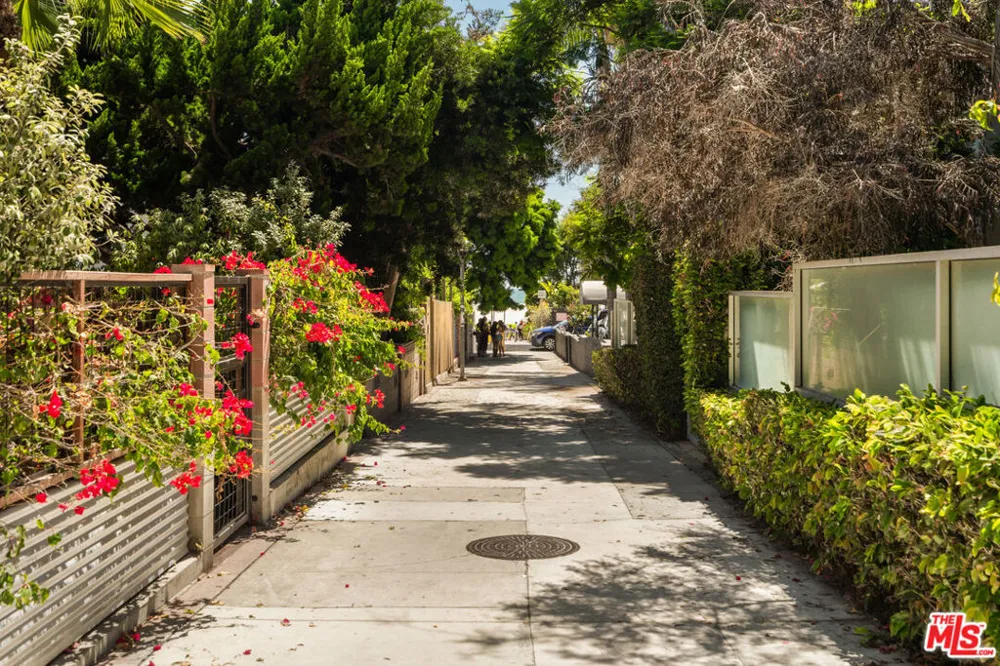 27 Paloma Avenue Venice, CA 90291