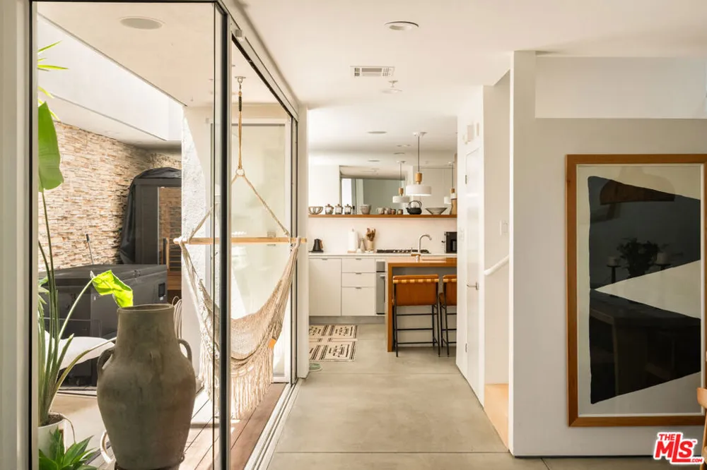 27 Paloma Avenue Venice, CA 90291