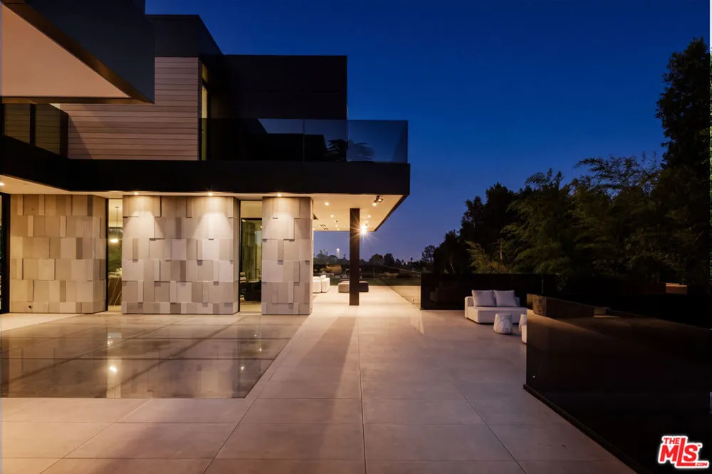 1140 Summit Drive Beverly Hills, CA 90210