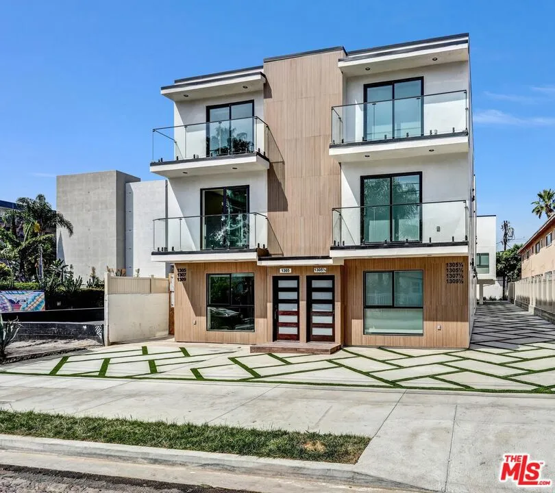 1305 Sycamore Avenue #1/2 Los Angeles, CA 90028