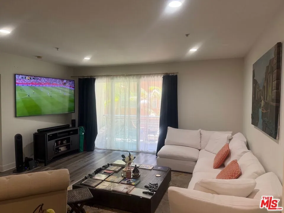 300 E 4th Street #208 Long Beach, CA 90802