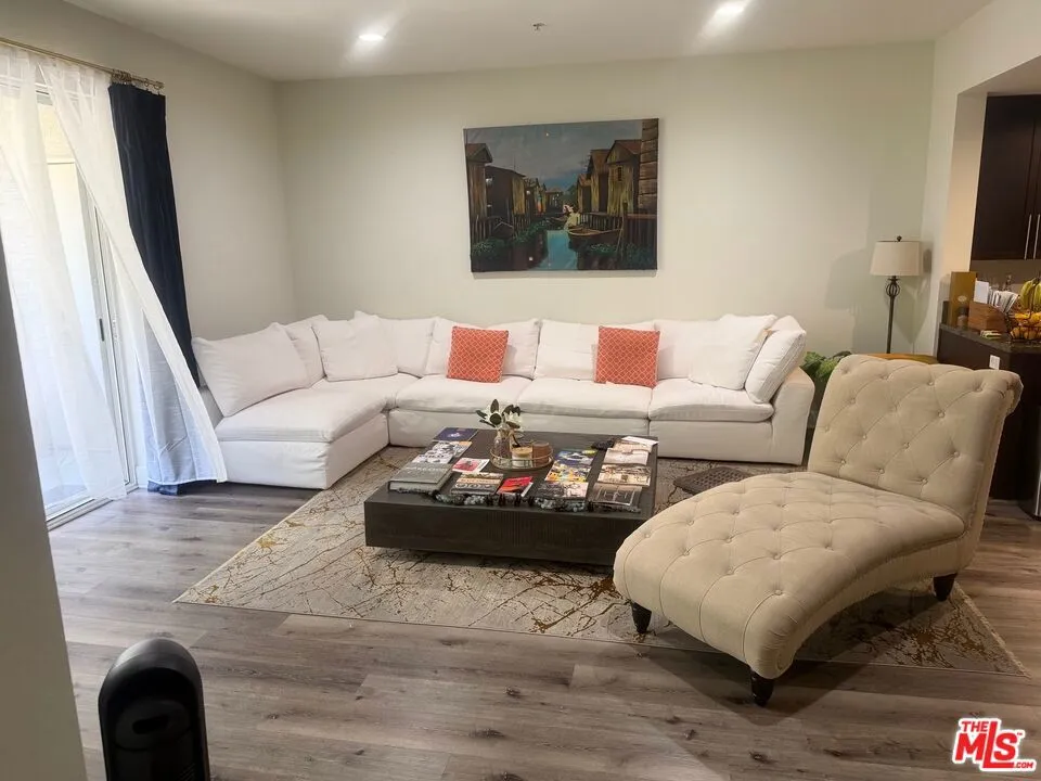 300 E 4th Street #208 Long Beach, CA 90802