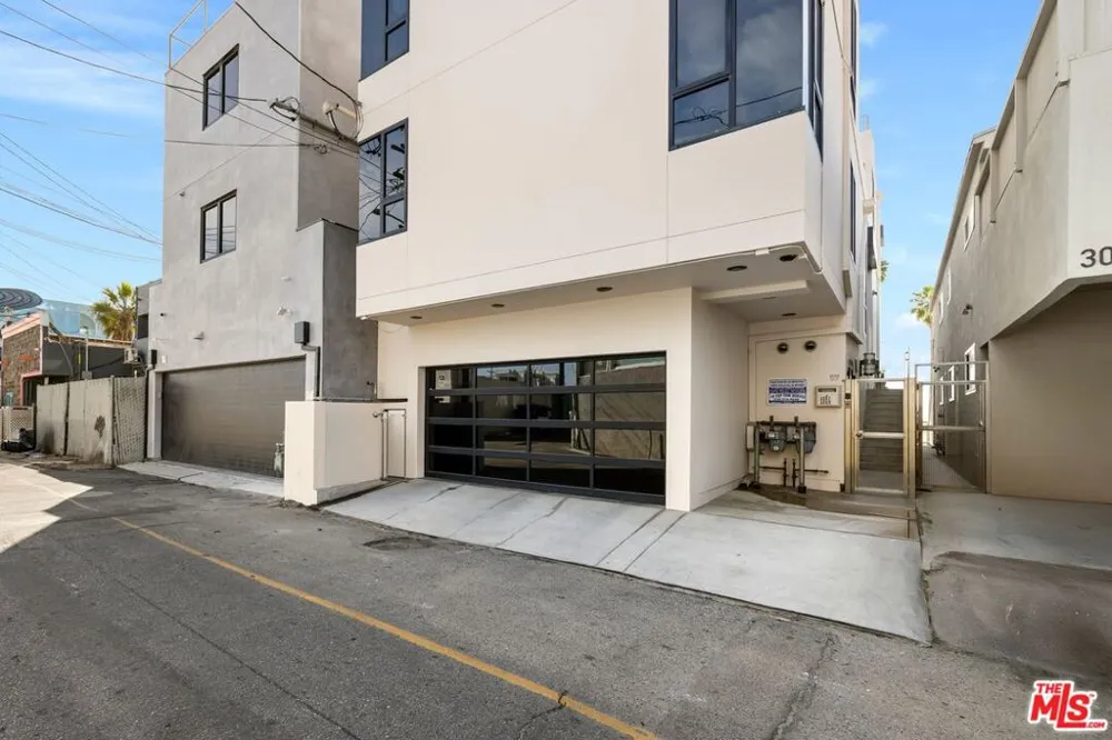 3007 Ocean Front Walk Venice, CA 90291
